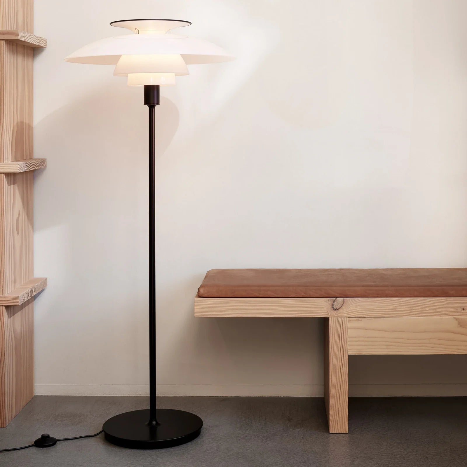 Lampa podłogowa PH 80 biały z czarną podstawą